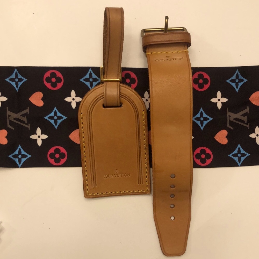 LOUIS VUITTON Name Tag & Poignet Set